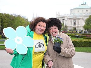 Zwei Damen mit echten Blumen und einem Blumenausdruck