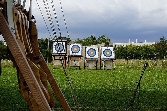 Vier Zielscheiben auf der Wiese