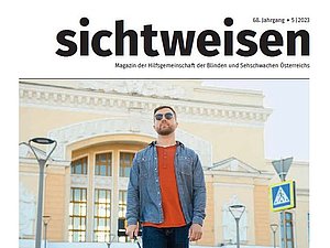 cover des Magazin sichtweisen: Mann mit Langstock, Sonnenbrille und Jeansjacke geht über einen Platz