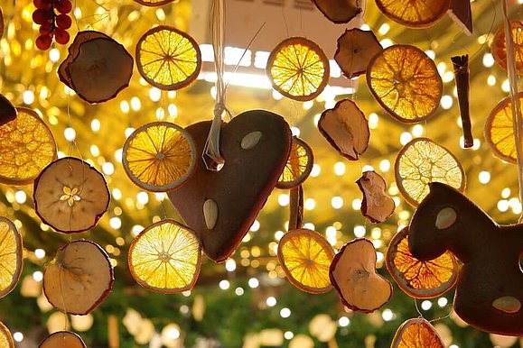 Lebkuchen und getrocknete Orangen hängen von der Decke