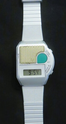 Sprechende, digitale Uhr mit silbernem Band und Gehäuse, grüner Knopf