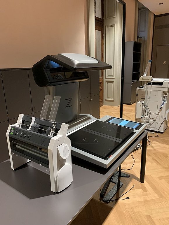 Barrierefreies_Parlament_c_Hilfsgemeinschaft_Scanner_Brailledruck.jpg Brailledrucker und Bildschirmlesegerät auf Tisch
