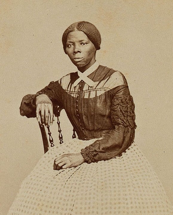Braunes Gemälde einer Schwarzen Frau auf dem Stuhl sitzend mit langärmligem Kleid und zusammengebundenen Haaren