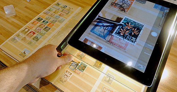 Tablet mit Tabimax zeigt ein vergrößertes Bild einer Briefmarke