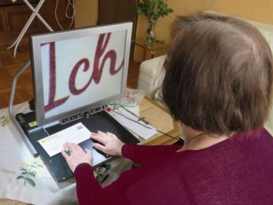 Frau K. ist sehr glücklich über ihr Bildschirmlesegerät Frau K. sitzt vor ihrem Bildschirmlesegerät und sieht ganz groß das Wort: Ich.