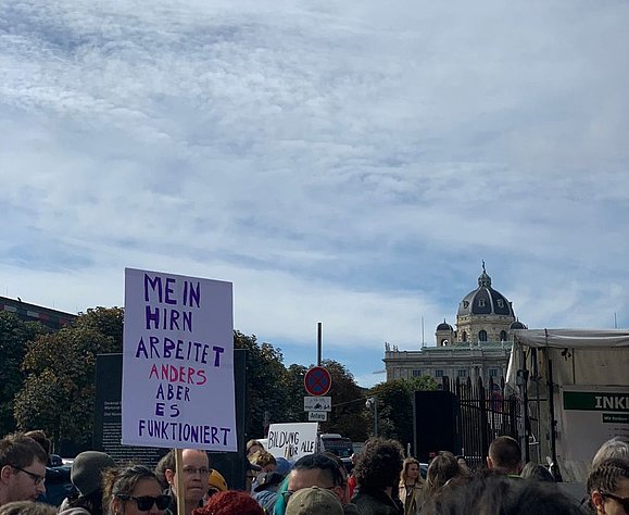 Demogruppe und Demoschild sticht raus: Mein Hirn arbeitet anders aber es funktioniert