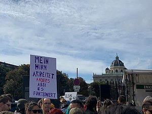 Demogruppe und Demoschild sticht raus: Mein Hirn arbeitet anders aber es funktioniert