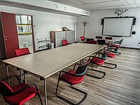 Vienna_AT_Incubation_Centre Konferenzraum mit Whiteboard und langer Tafel