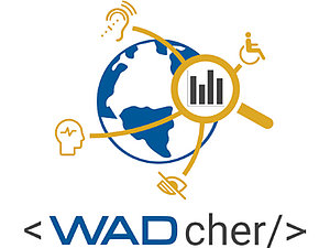 Das Logo besteht aus einer blauen Weltkugel die umspannt ist mit orangen Linien und dazwischen folgenden Symbolen: Zeichen für Gehörlosigkeit, Zeichen für Blindheit, Rollstuhl, Gehirn mit Datenkurve und Balkendiagramm. Darunter steht folgender Text: "<WADcher/>".