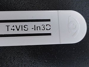 Lesezeichen in weiß mit taktiler Aufschrift: T4VIS In3D