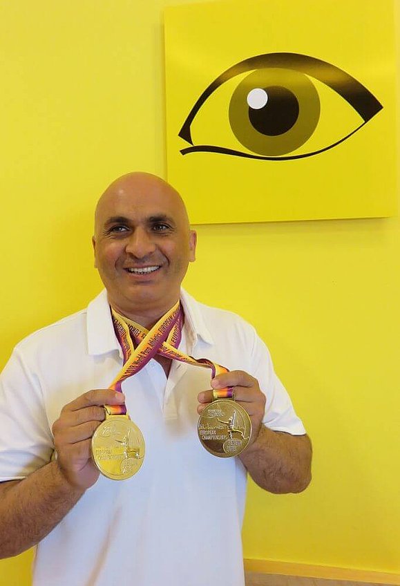 Bil Marinkovic mit zwei Silbermedaillen der Para-EM Berlin 2018 neben dem Logo der Hilfsgemeinschaft