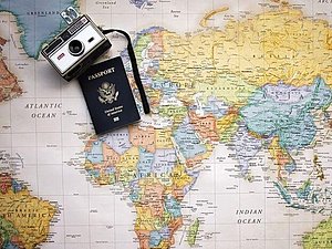 Landkarte mit Reisepass und analoger Kamera