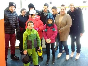 Kinder und Jugendliche der Kindergruppe am Eislaufplatz