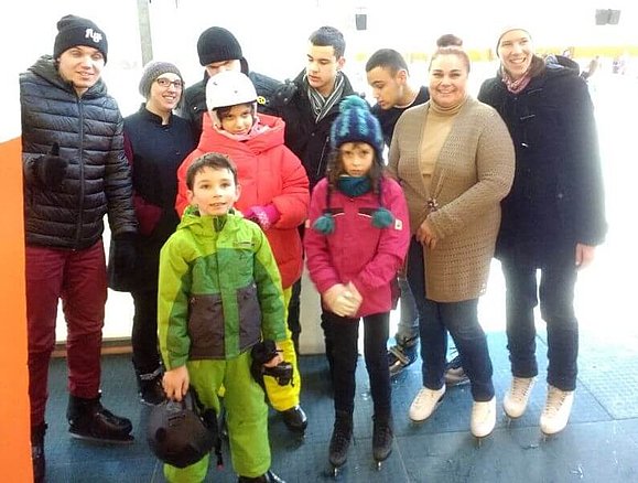 Kinder und Jugendliche der Kindergruppe am Eislaufplatz