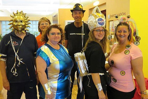 6 Personen als Aliens und Astronauten verkleidet.
