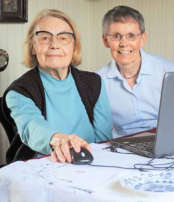 Zwei ältere Frauen am PC