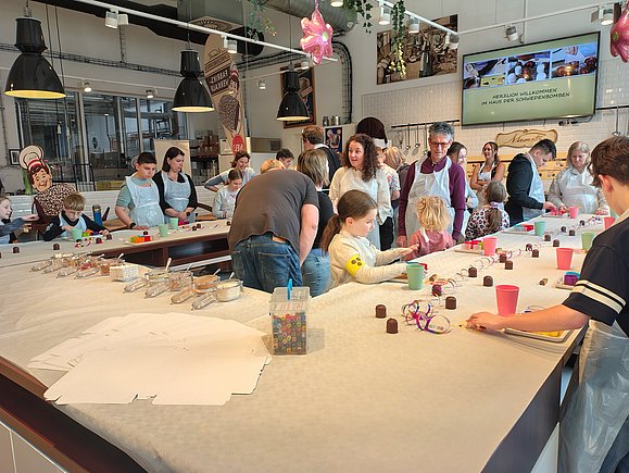Hier werden gerade die leckeren Schwedenbomben kreirt Gruppe von Kindern beim Schwedenbombenworkshop