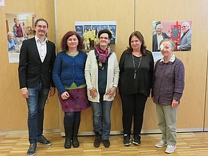 Augenprothetikerin Waltraud Stasny-Lischka und Heidemarie Feucht stehen neben drei Teilnehmenden