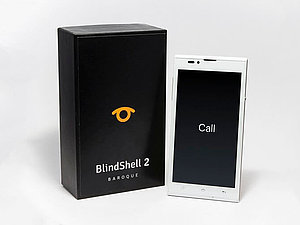 Weißes Smartphone mit großem Display, daneben die schwarze Verpackung des Smartphones, Copyright: BlindShell.