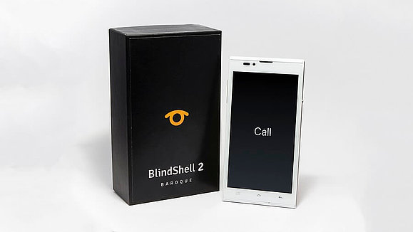 Weißes Smartphone mit großem Display, daneben die schwarze Verpackung des Smartphones, Copyright: BlindShell.