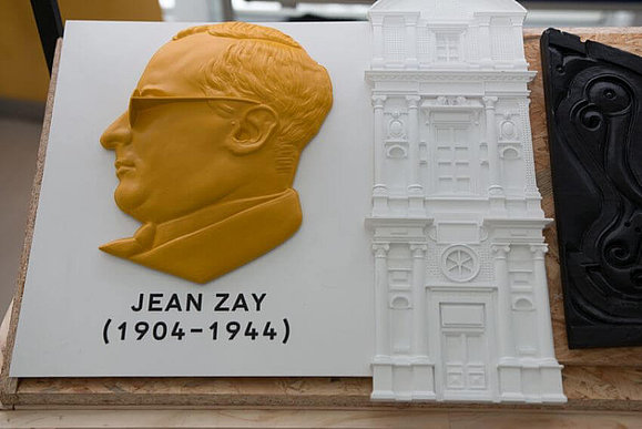 Taktiler Kopf von Jean Zay und taktiles Gebäude.