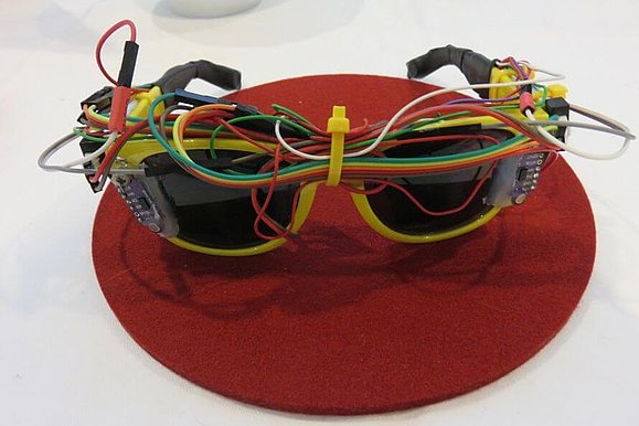 Prototyp der Brille von LeadMe LeadMe Brille mit bunten Kabeln um den Rahmen