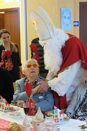 Nikolaus schüttelt einem älteren Mann die Hand