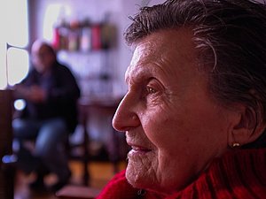 ältere Frau nahe am Gesicht im Profil