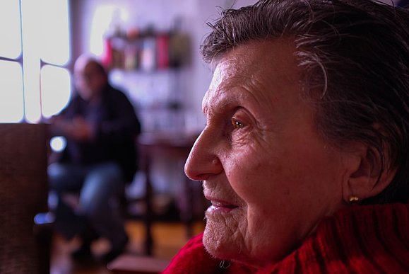 ältere Frau nahe am Gesicht im Profil