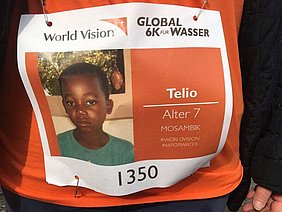 Foto eines Jungen, daneben der Name Telio, das Alter 7 Jahre und das Land Mosambik