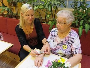 Junge Frau berät ältere Dame bei der Uhrenauswahl