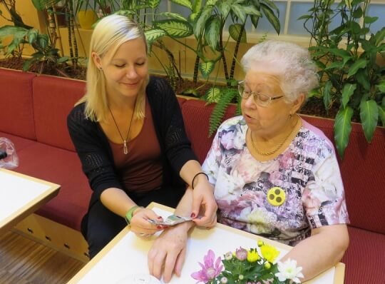 Junge Frau berät ältere Dame bei der Uhrenauswahl