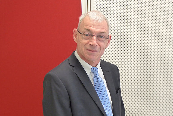 Bundesbehindertenanwalt Hansjörg Hofer, Copyright: Behindertenanwaltschaft Ein Mann mit grauen Haaren, Brille und Anzug schaut in die Kamera.