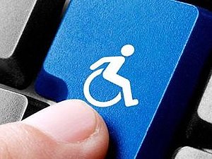 Tastatur mit einem blauen Taststein mit Rollstuhlfahrer