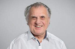 Trauer um Prof. Mag. Erich Schmid. Copyright: Österreichischer Behindertenrat / Lukas Ilgner Foto von einem Mann mit weißen Haaren der in eine Kamera lächelt