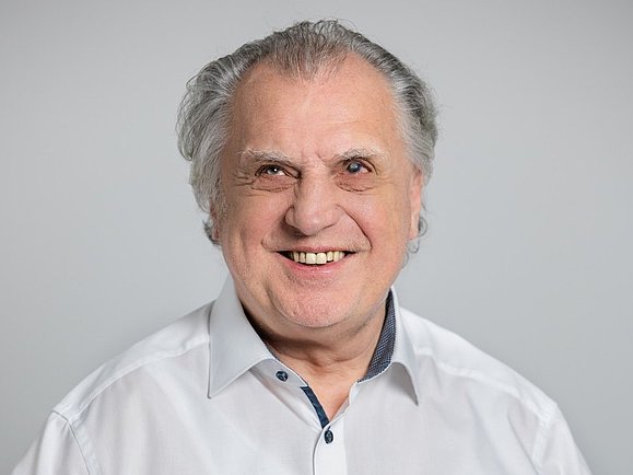 Trauer um Prof. Mag. Erich Schmid. Copyright: Österreichischer Behindertenrat / Lukas Ilgner Foto von einem Mann mit weißen Haaren der in eine Kamera lächelt