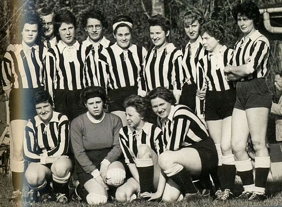 Schwarz-Weiß-Foto eines Frauenfußballteams 