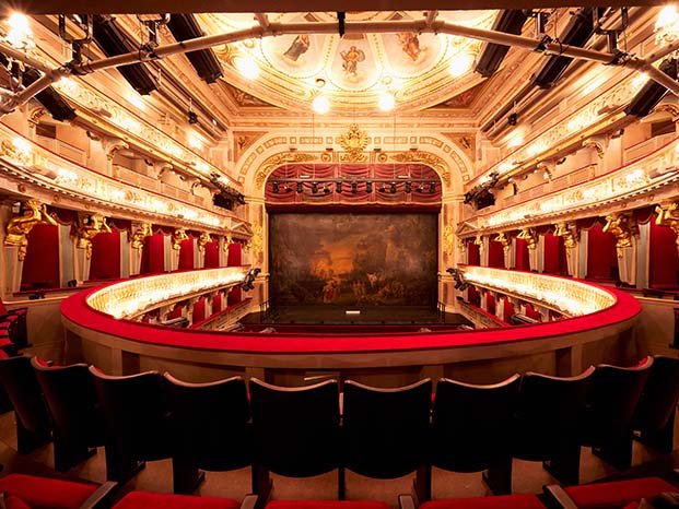 Erleuchteter Innenraum des Theater an der Wien. Blick auf die Bühne von einer der Logen.