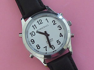 Sprechende Uhr mit silberfarbenem Uhrengehäuse, kontrastreichem Ziffernblatt und schwarzem Lederband.