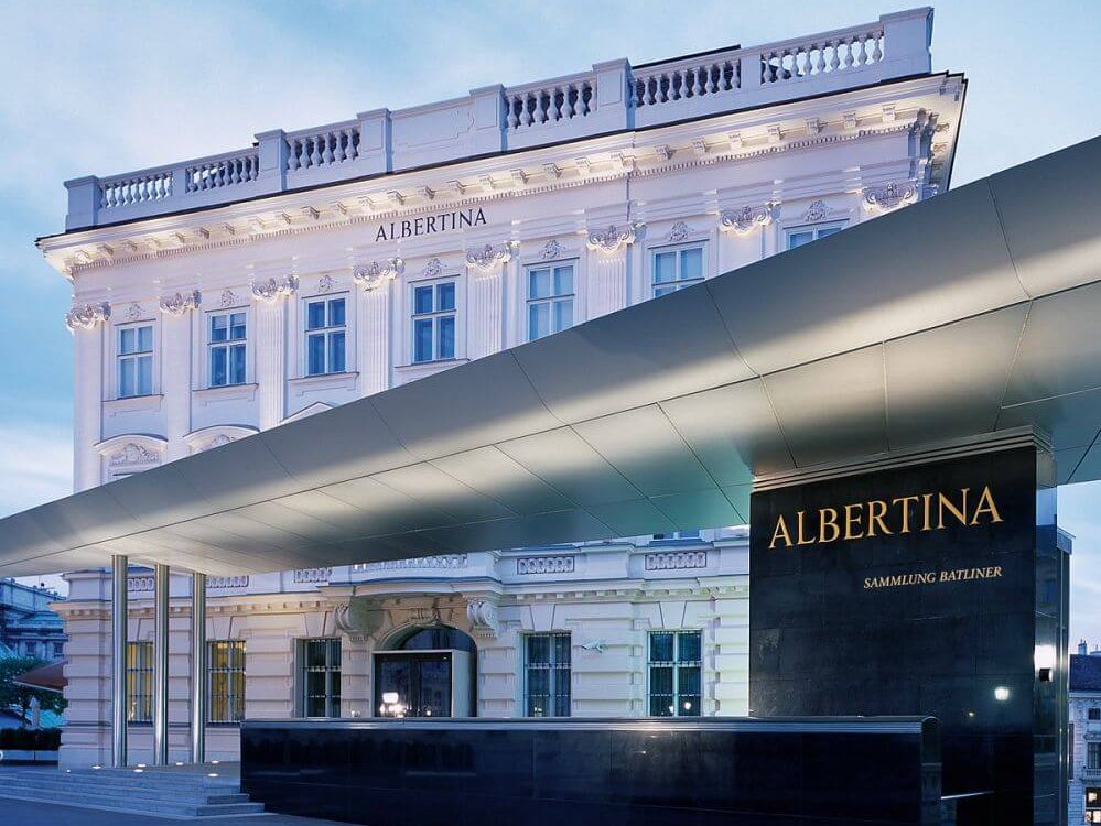 Ein weißes Barockgebäude mit der Aufschrift Albertina.