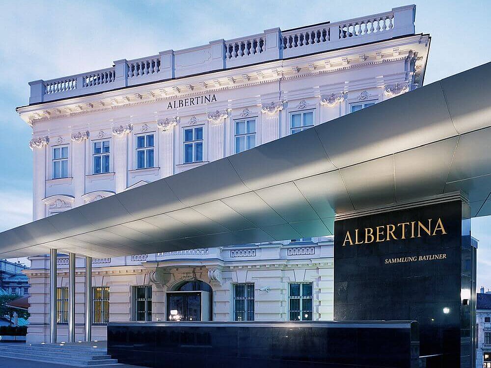 Ein weißes Barockgebäude mit der Aufschrift Albertina.