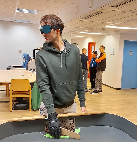 Wenn David mal nicht für die Uni lernen muss, nutzt er gern unser barrierefreies Freizeitangebot, hier etwa beim Showdown-Turnier. junger Mann mit grünem Hoodie und Augenbinde mit Handschu und Schläger verteidigt Showdown-Tor