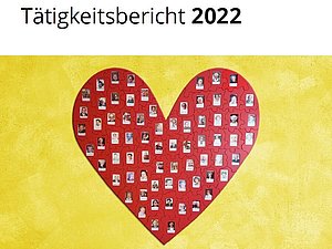 Am Titelblatt ist links oben das Logo der Hilfsgemeinschaft, darunter der Titel "Tätigkeitsbericht 2022" und dann ein Foto von einem roten Herz mit Bildern unserer Testamentsspender.