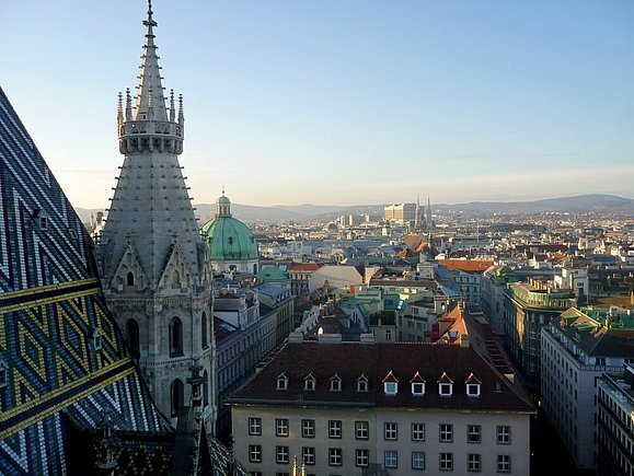 Aufnahme des Stephansdoms und der Wiener Innenstadt von einem höher gelegenen Punkt