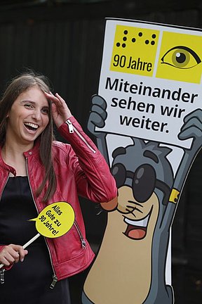 Sofia Reyna begeisterte das Publikum. Eine junge Frau mit dunklen Haaren vor der Pappfigur AUGust