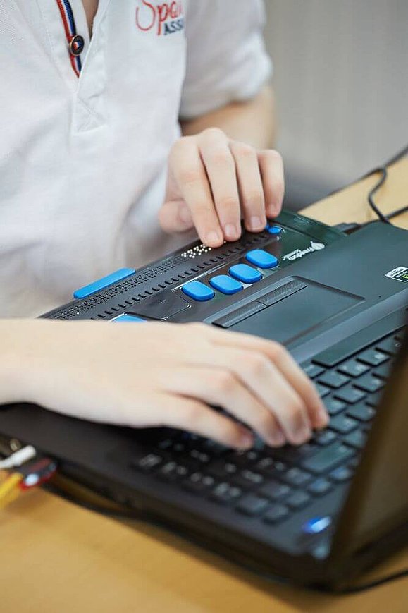 Ein Laptop mit Braillezeile wird verwendet