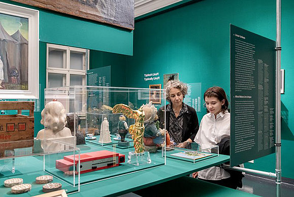 Eine Frau und ein Mädchen sehen sich Ausstellungsstücke an. 