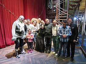 Schauspieler der Volksoper lassen sich mit unseren Sehsternchen im Kostüm fotografieren.