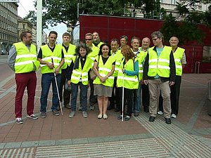 Eine Gruppe von Menschen mit Warnwesten