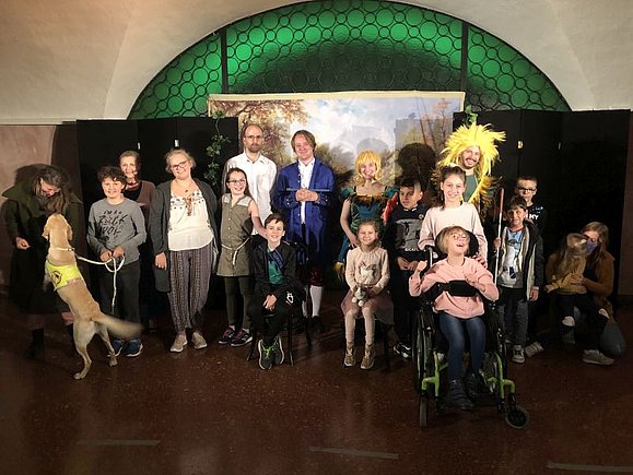 Gruppenfoto der Sehsternchen in der Krypta der Peterskirche